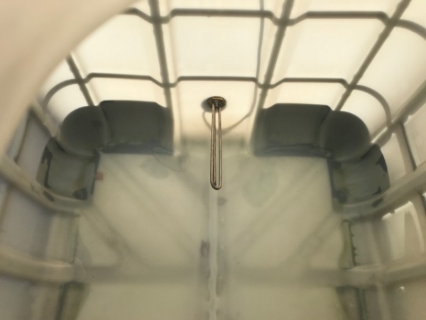 Еврокуб бывший в употреблении с подогревом ,тэн нагреет воду до восьмидесяти градусов и отключится. Температура задается  терморегулятором. 